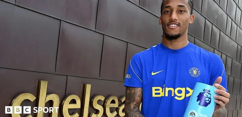 Joueur de Chelsea avec un trophée de la Premier League