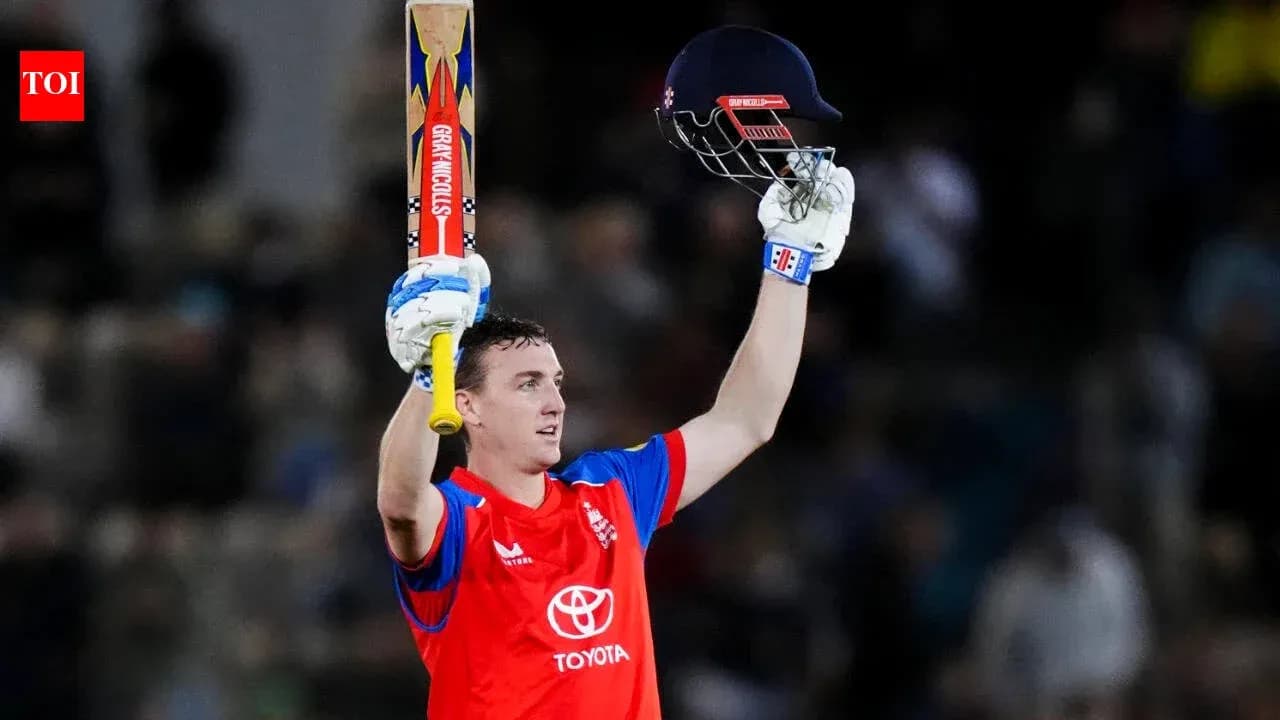 Joueur de cricket levant sa batte après un score