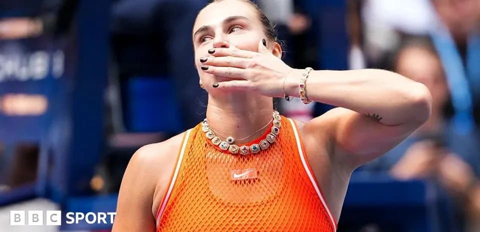 Joueuse de tennis célébrant après un point gagné