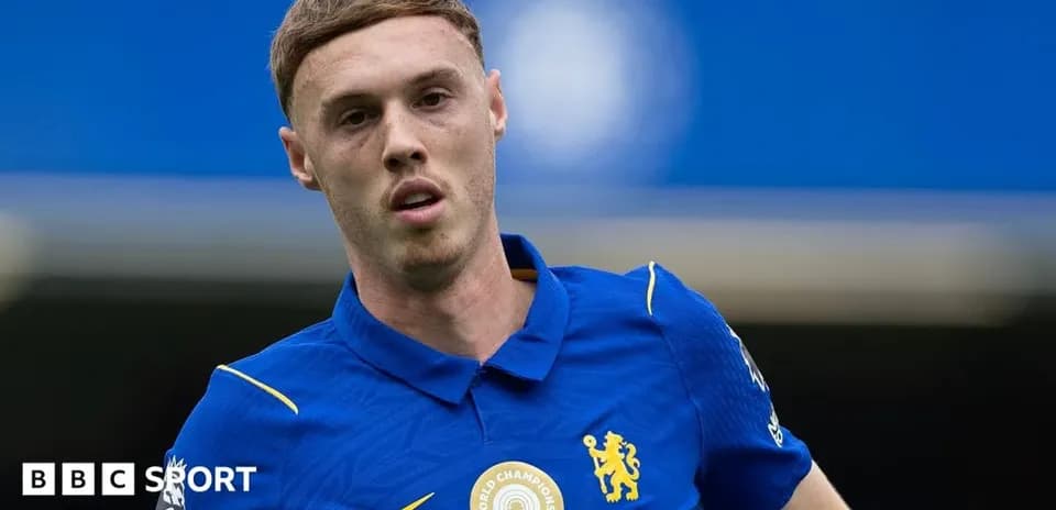 Joueur en maillot bleu de Chelsea sur le terrain