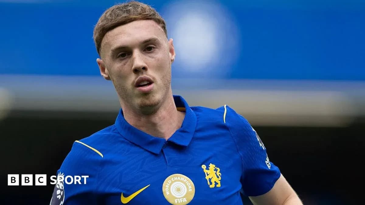 Joueur en maillot bleu de Chelsea sur le terrain