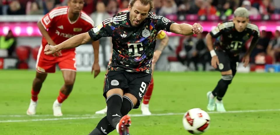 Joueur tirant un penalty pendant le match