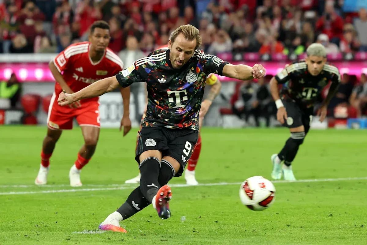 Joueur tirant un penalty pendant le match