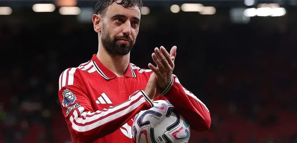 Bruno Fernandes applaudissant avec un ballon de football