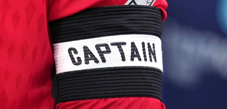 Bandeau de capitaine sur un maillot rouge