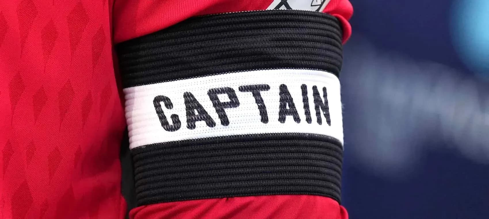 Bandeau de capitaine sur un maillot rouge