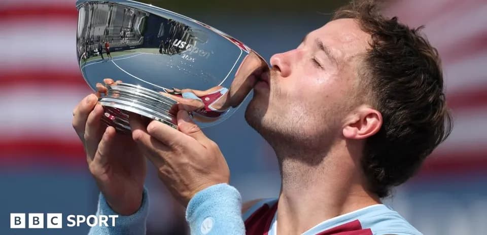 Joueur embrassant le trophée du US Open