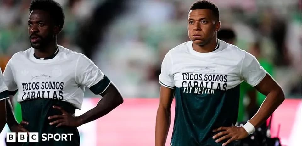Joueurs portant des t-shirts avant le match