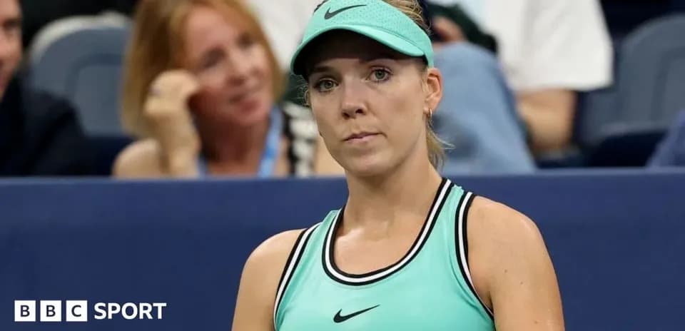 Joueuse de tennis avec une tenue turquoise sur le court