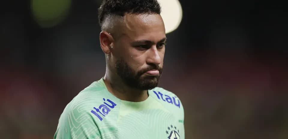 Neymar en tenue de match, regard pensif