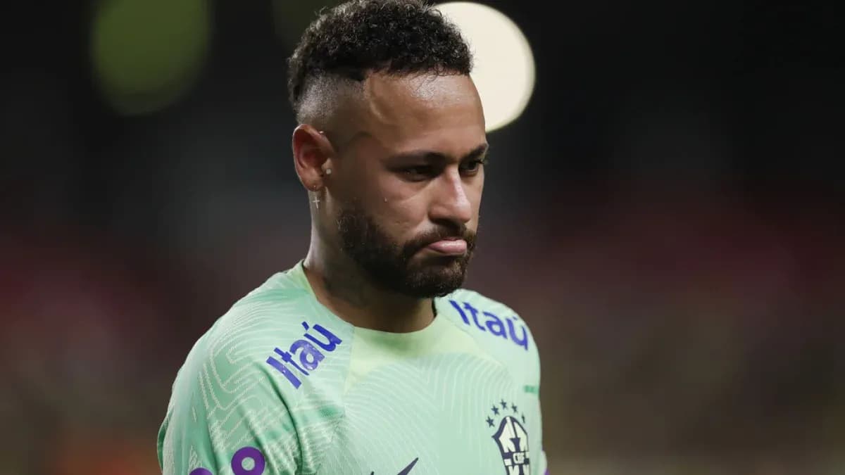 Neymar en tenue de match, regard pensif