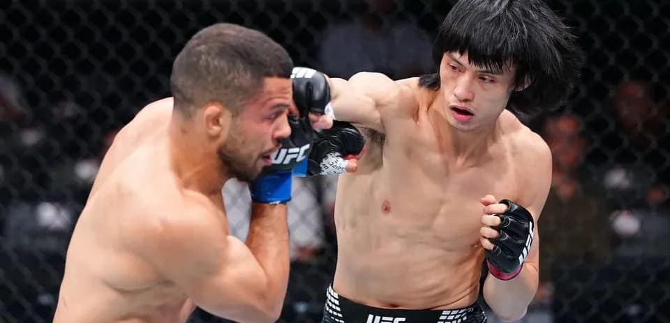 Combattants s'affrontant lors d'un match de MMA