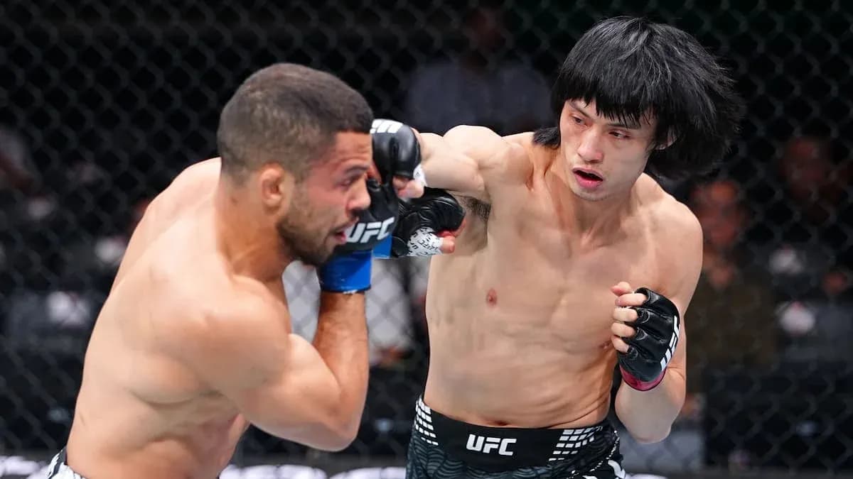 Combattants s'affrontant lors d'un match de MMA