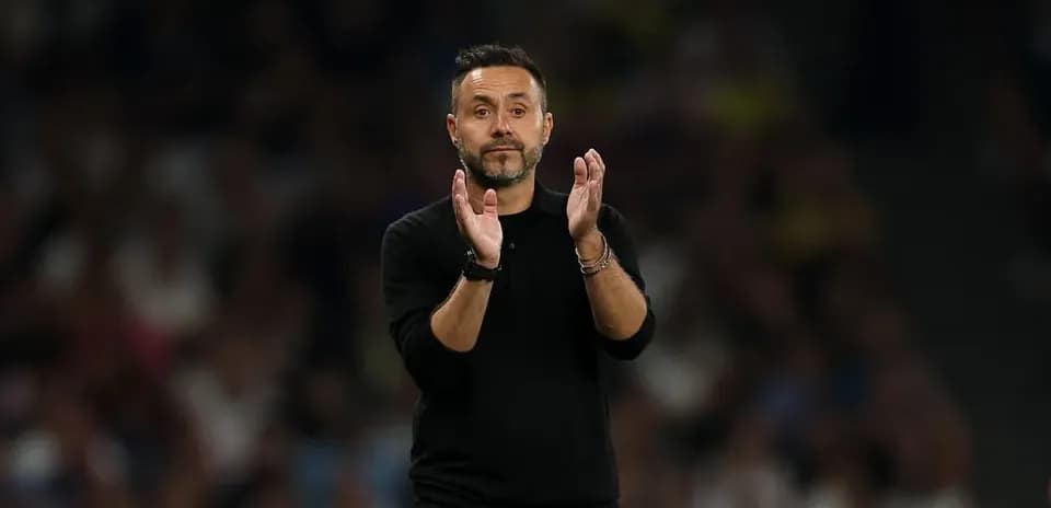 Entraîneur applaudissant lors d'un match