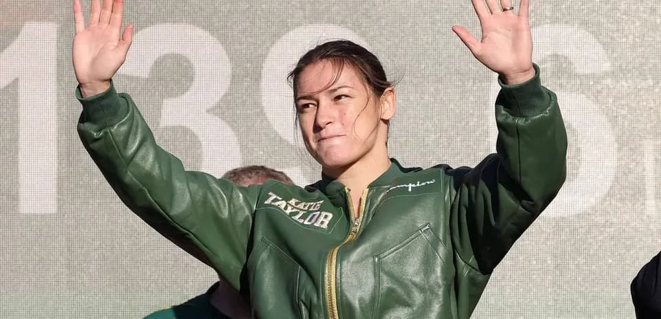 Femme levant la main sur scène lors de l'événement