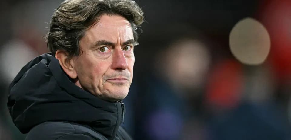 Entraîneur observant le match depuis le banc