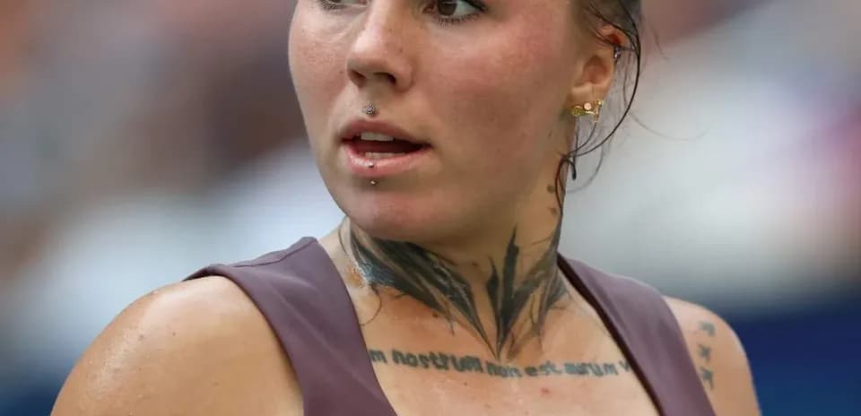 Joueuse avec des tatouages pendant un match
