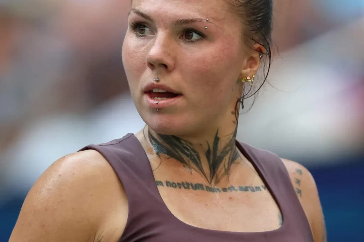 Joueuse avec des tatouages pendant un match