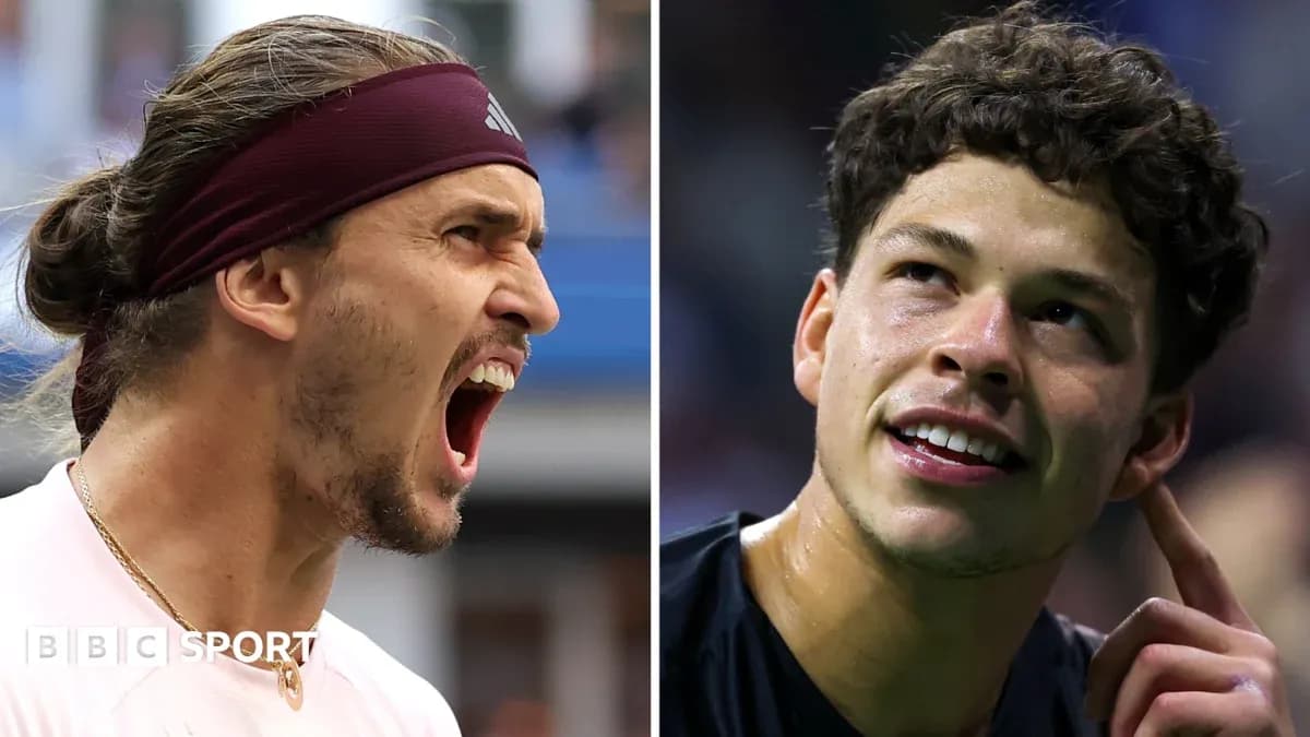 Deux joueurs de tennis en pleine action durant un match