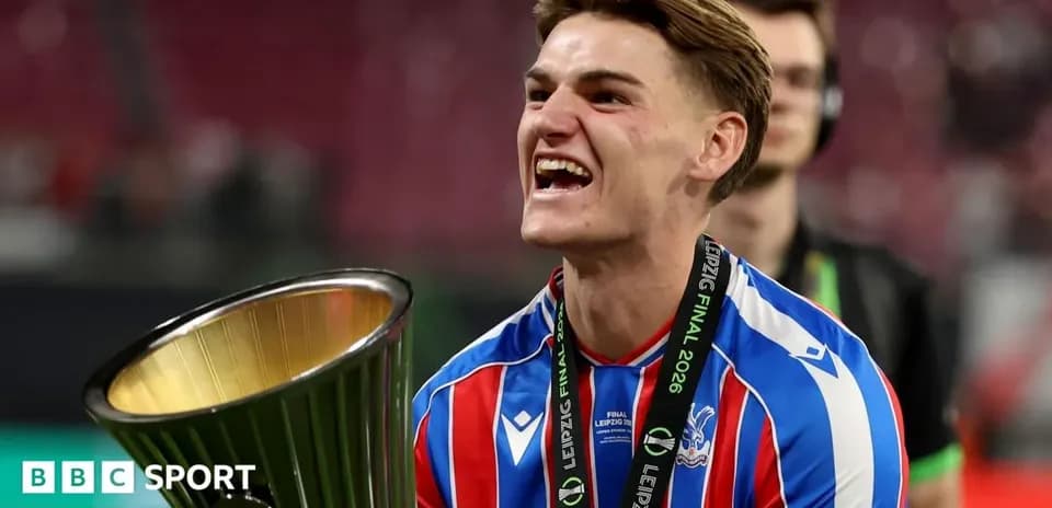 Joueur célébrant avec un trophée après la victoire