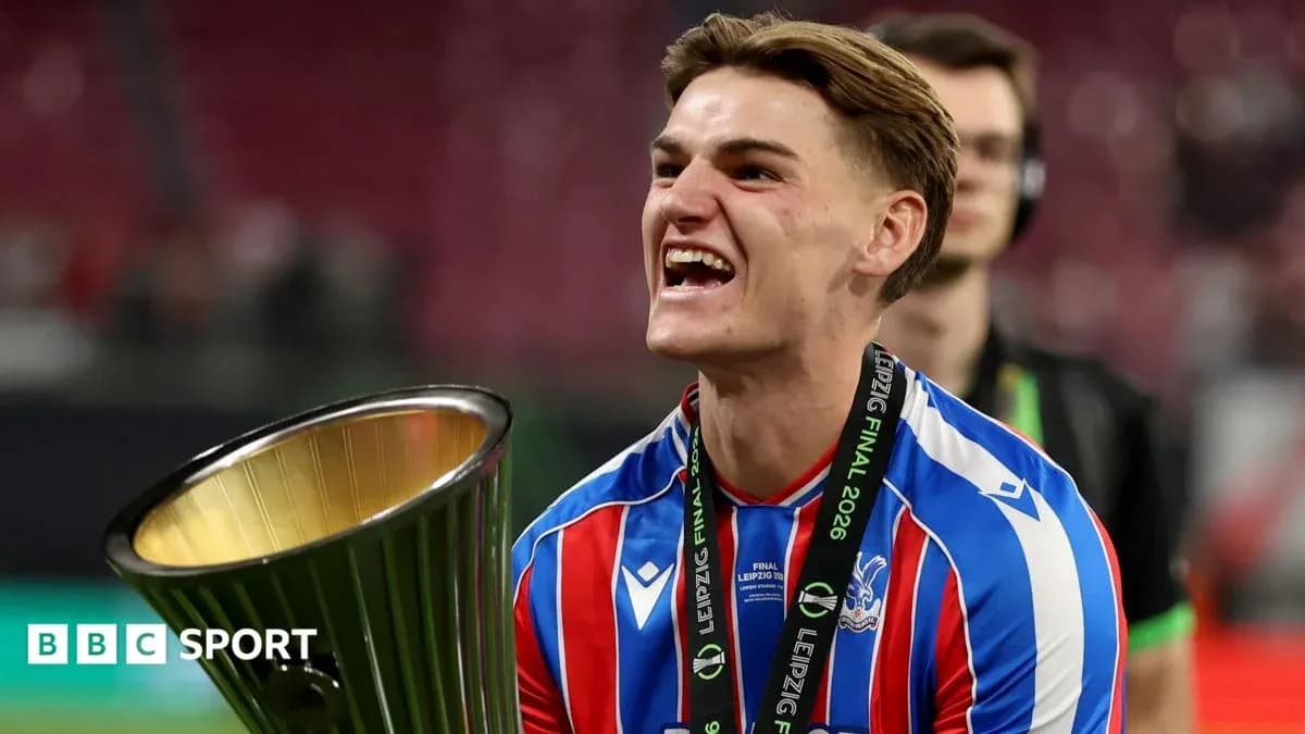 Joueur célébrant avec un trophée après la victoire