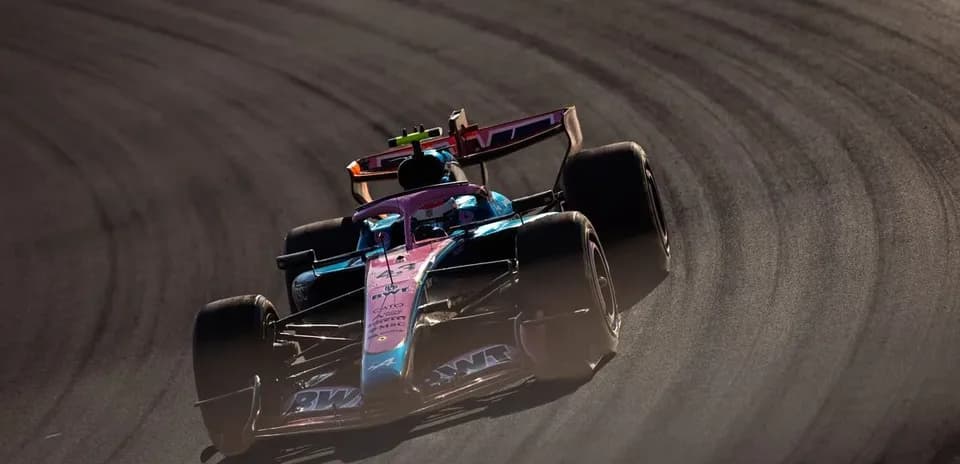 Voiture de Formule 1 prenant un virage sur circuit