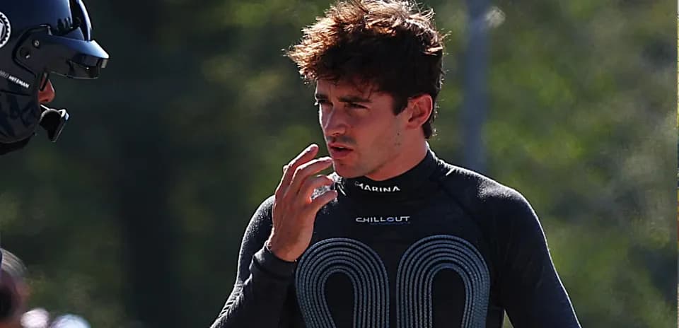 Pilote en discussion sur la piste de course