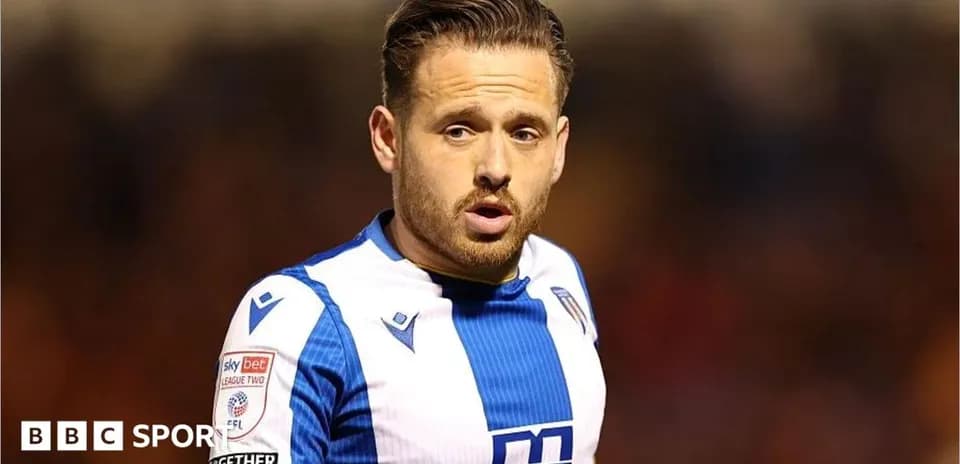 Joueur de football en maillot bleu et blanc