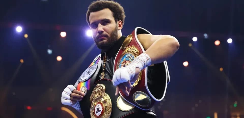 Boxeur montrant ses ceintures de champion