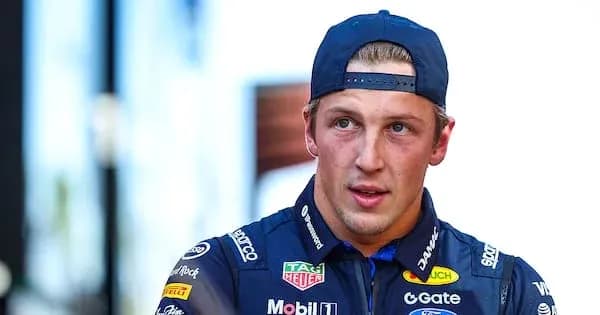 Pilote de Formule 1 en tenue de course