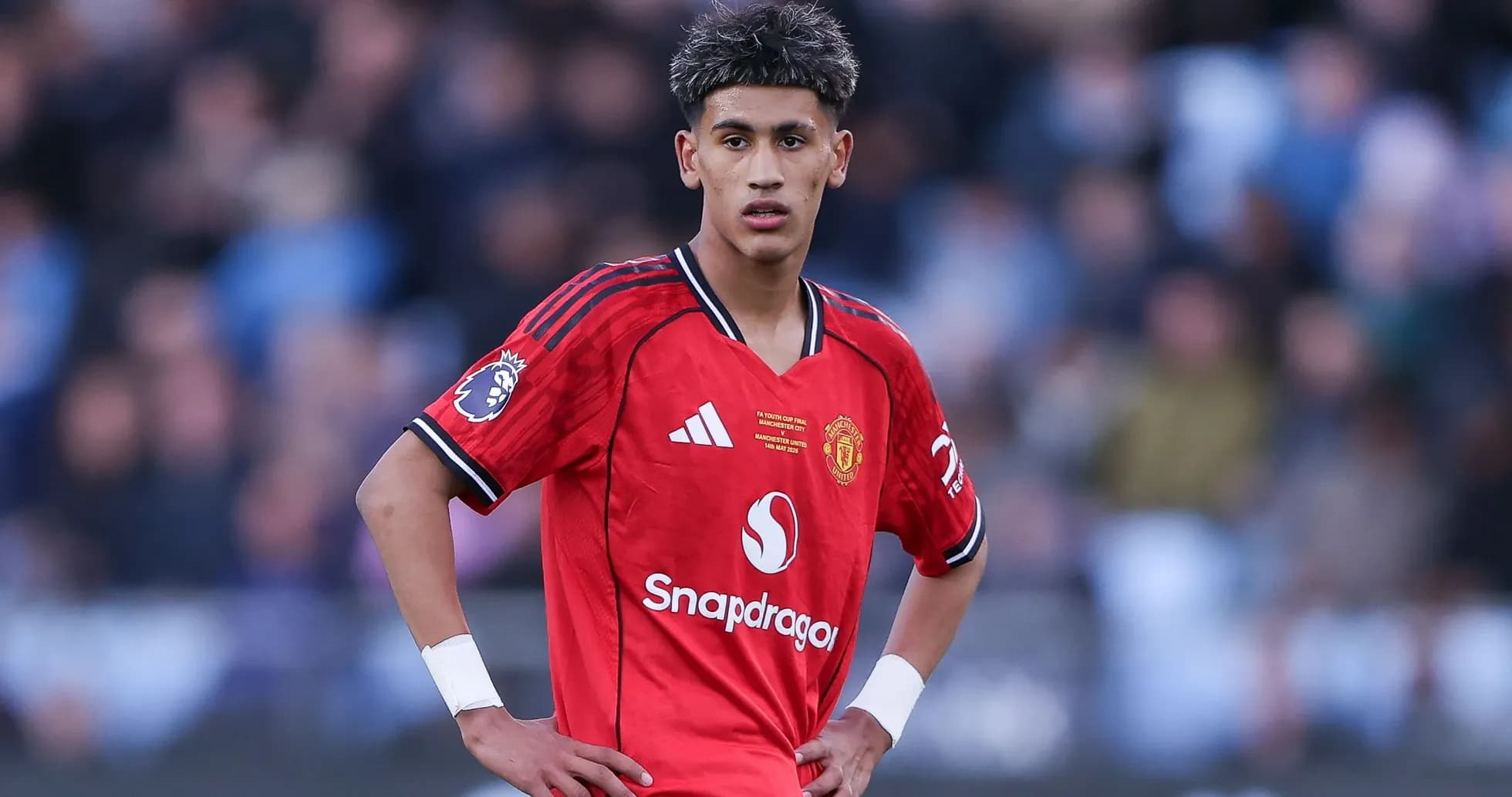 Joueur de Manchester United en tenue rouge sur le terrain