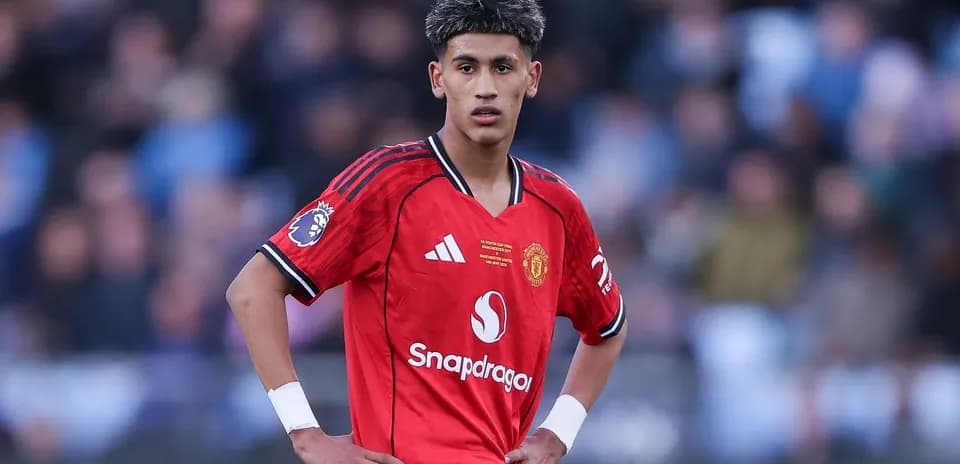 Joueur de Manchester United en tenue rouge sur le terrain