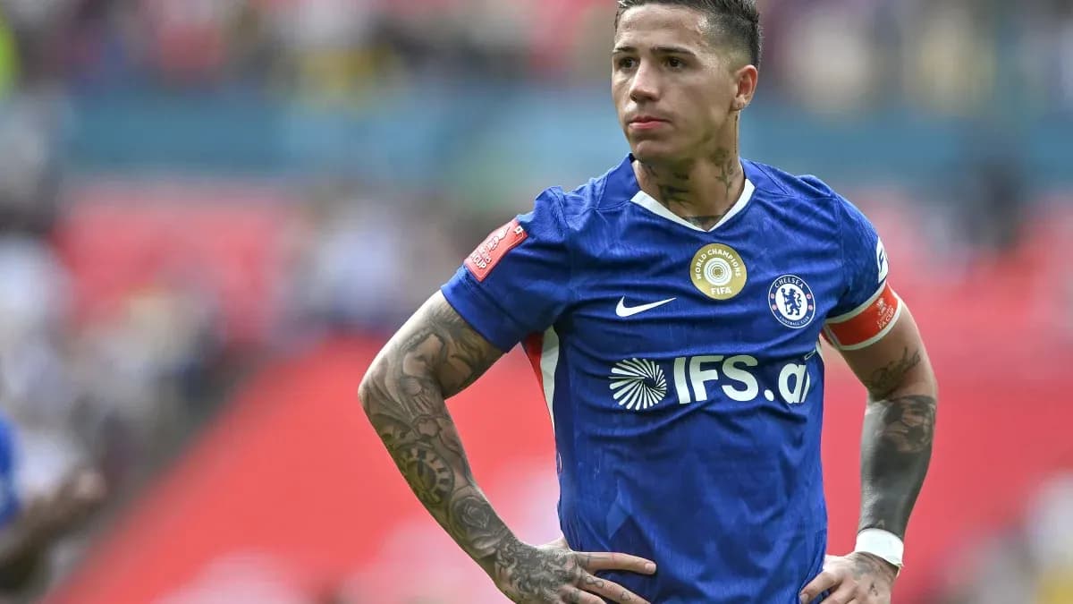 Joueur de Chelsea en tenue bleue sur le terrain