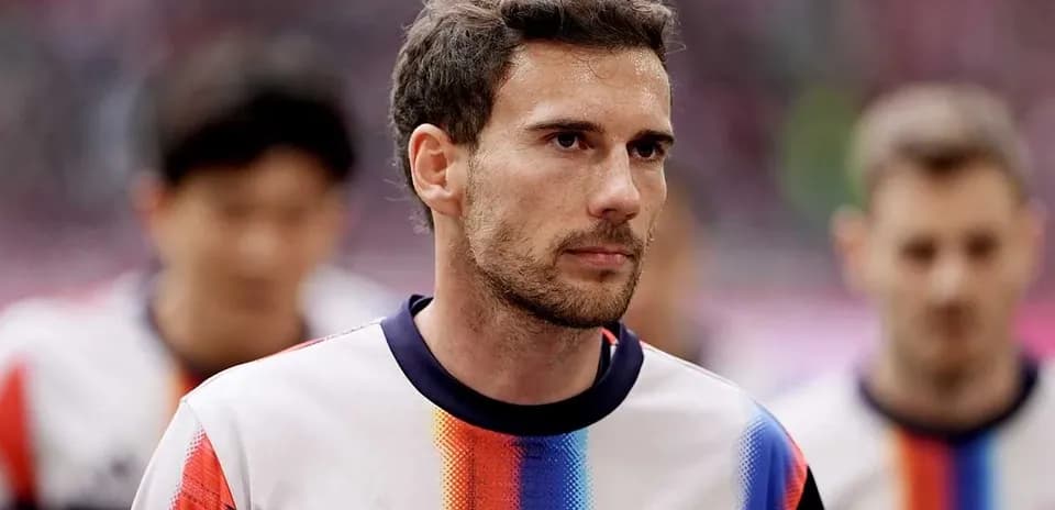 Joueur de Bayern Munich marchant sur le terrain
