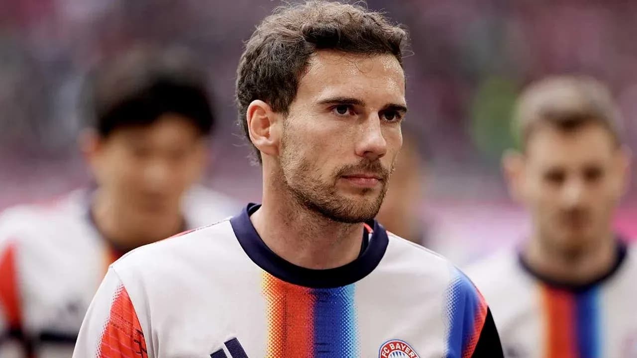 Joueur de Bayern Munich marchant sur le terrain