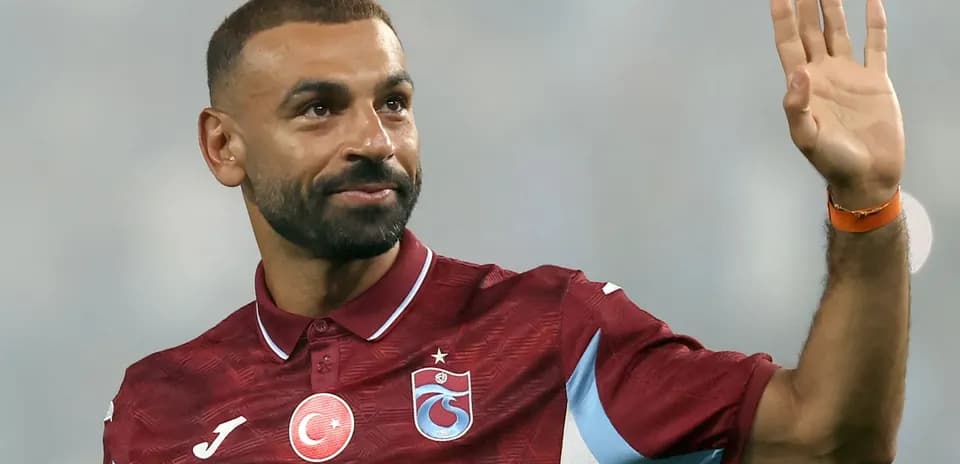 Joueur saluant les supporters sur le terrain