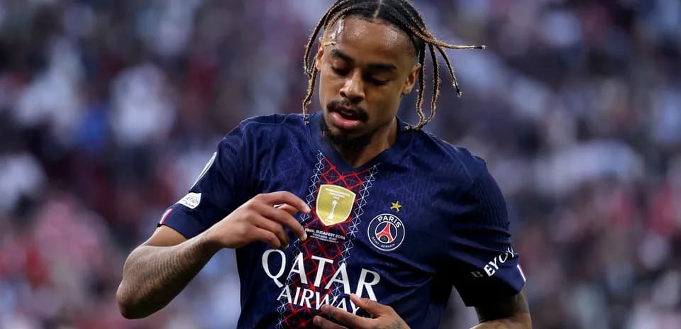 Joueur du PSG touchant son maillot pendant le match