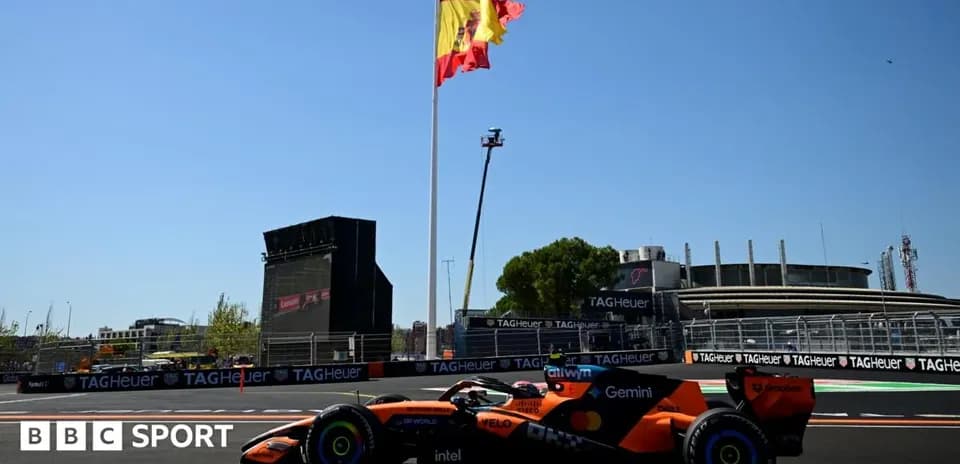 Voiture de course McLaren sur circuit avec drapeau espagnol