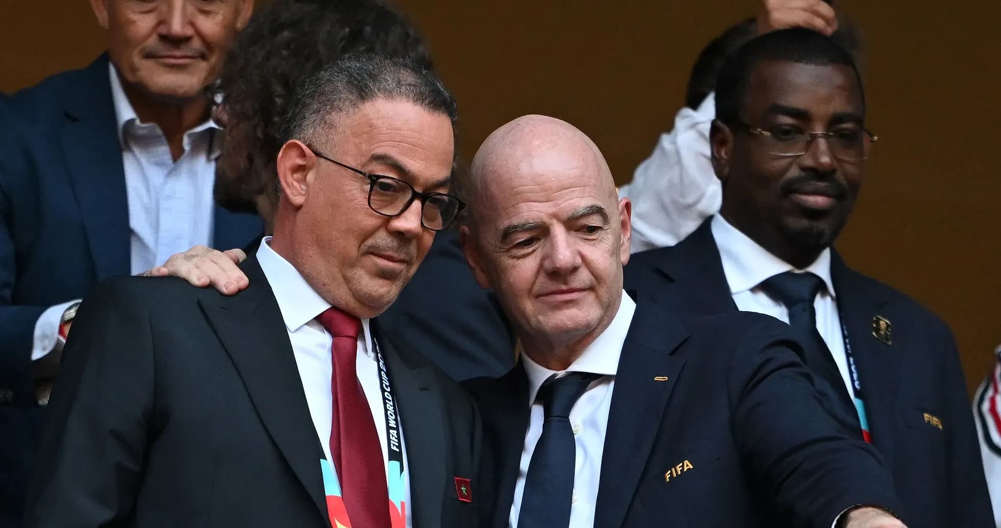 Dirigeants discutant lors d'un événement FIFA