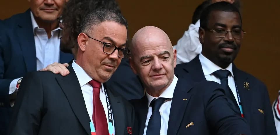 Dirigeants discutant lors d'un événement FIFA