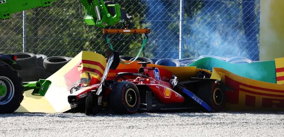 Voiture de course accidentée contre barrières de sécurité