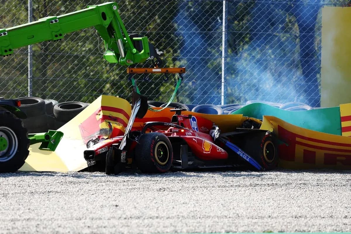Voiture de course accidentée contre barrières de sécurité