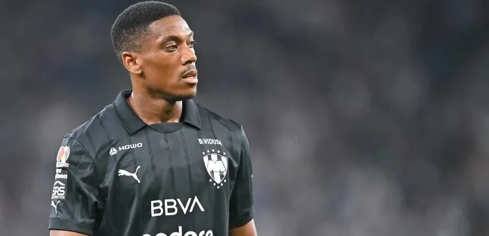 Joueur de football en maillot noir sur le terrain
