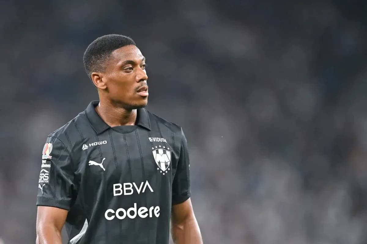 Joueur de football en maillot noir sur le terrain