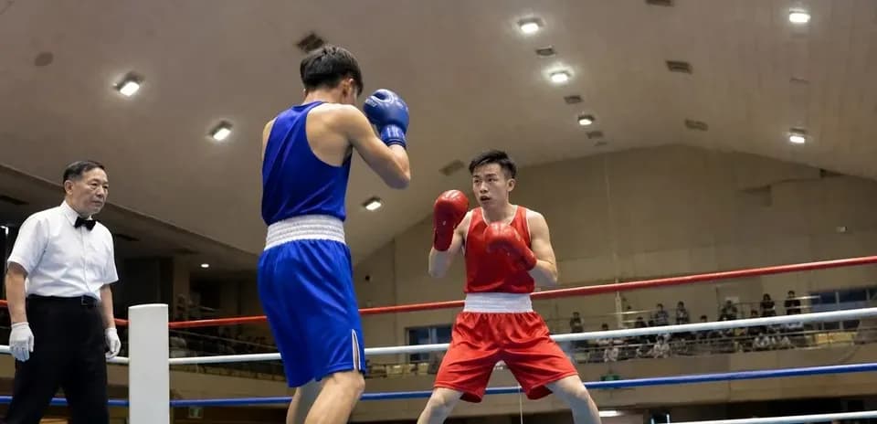 Deux boxeurs en action dans le ring