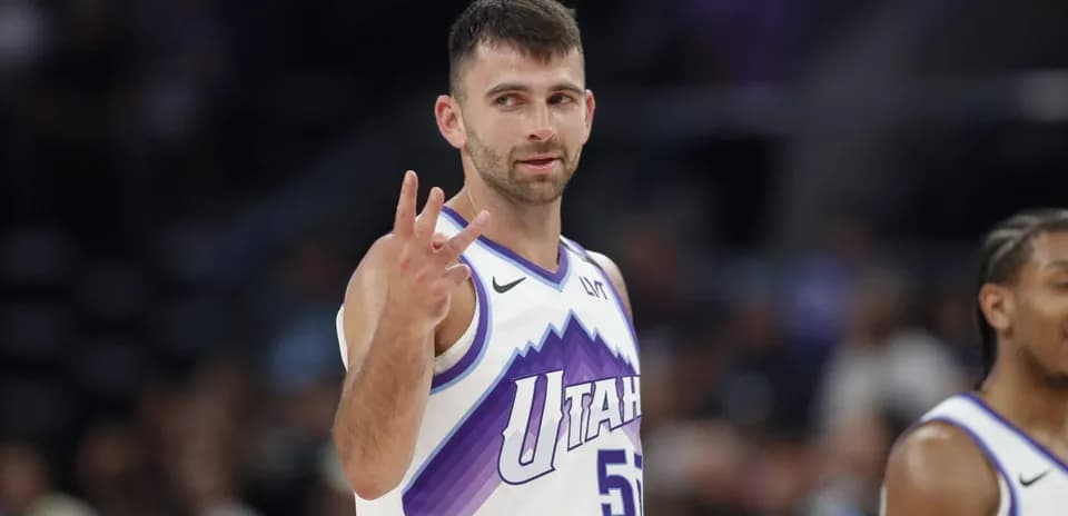 Joueur de Utah montrant le chiffre trois sur le terrain