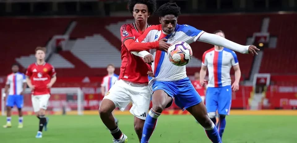 Joueur de Manchester United défendant un adversaire