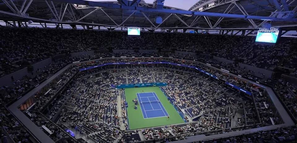 Stade rempli lors d'un match de tennis en soirée