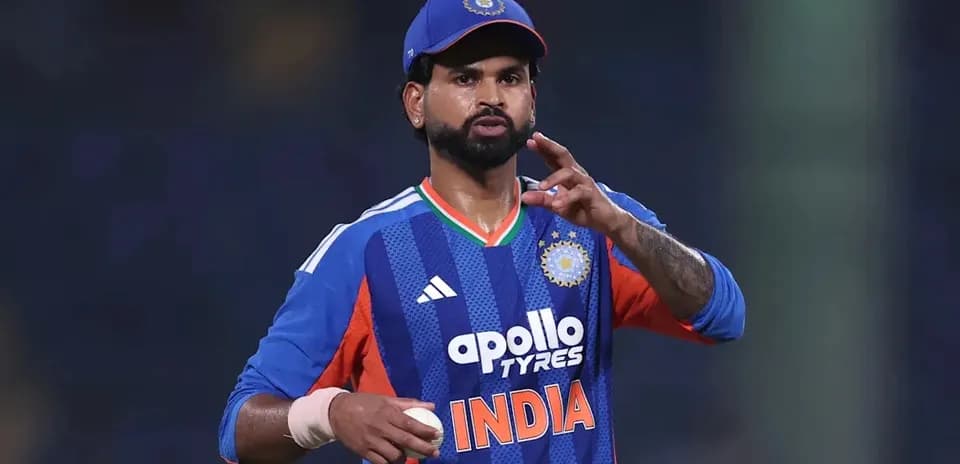 Joueur de cricket en uniforme India avec une balle