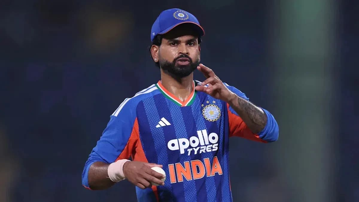 Joueur de cricket en uniforme India avec une balle